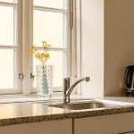 Bright For Two Near Metro & Sights Апартаменты *