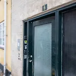 Bright For Two Near Metro & Sights Апартаменты