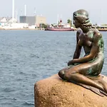 Bright For Two Near Metro & Sights Апартаменты *