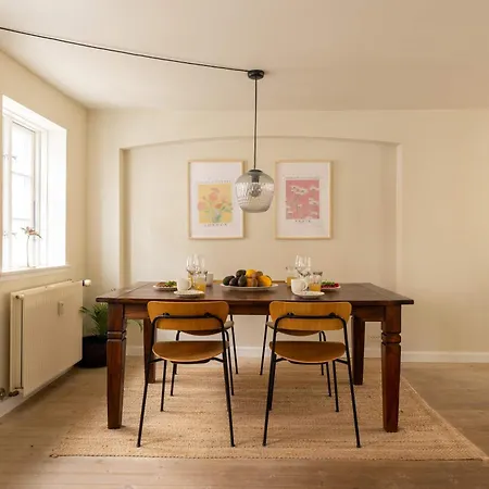 Bright For Two Near Metro & Sights