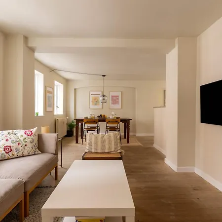 Bright For Two Near Metro & Sights 아파트