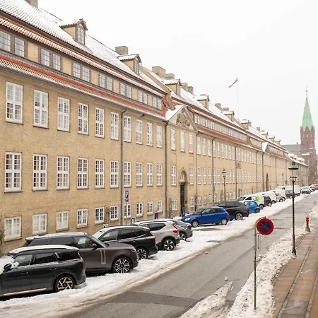 Bright For Two Near Metro & Sights 아파트 *