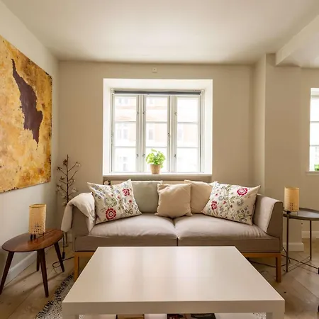 Bright For Two Near Metro & Sights *