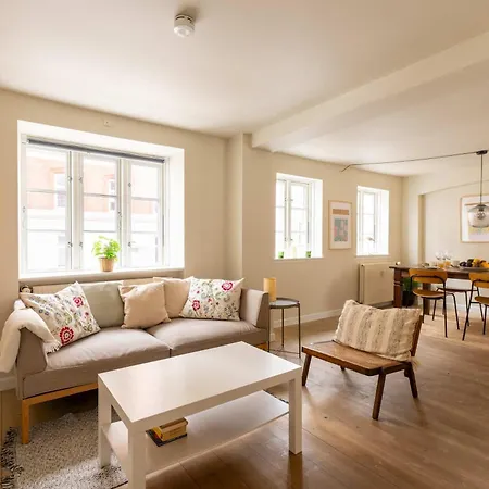 Bright For Two Near Metro & Sights *