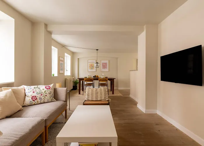 Bright For Two Near Metro & Sights 아파트