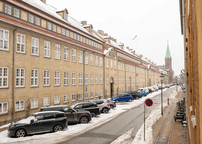 Bright For Two Near Metro & Sights 아파트 *