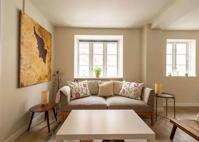 Bright For Two Near Metro & Sights *