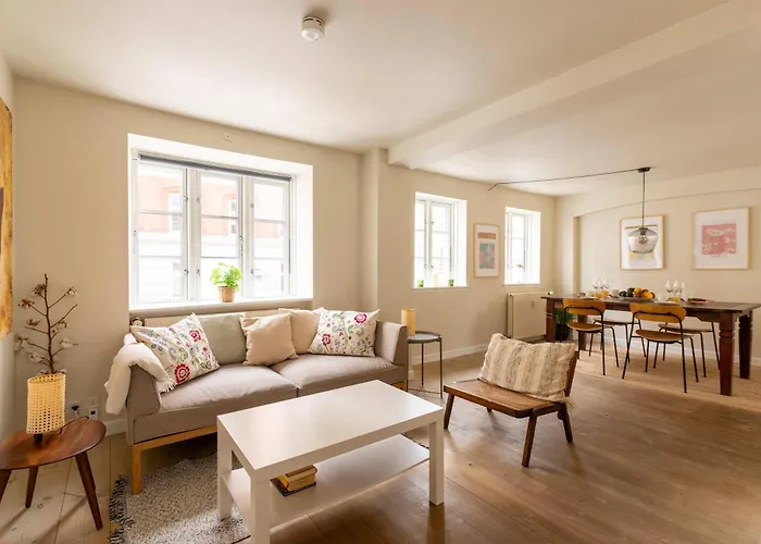 Bright For Two Near Metro & Sights *