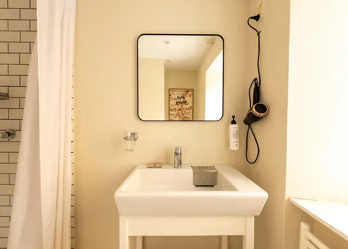 Bright For Two Near Metro & Sights 아파트 *