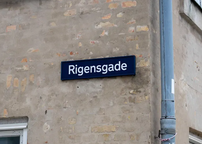 Bright For Two Near Metro & Sights 아파트 *