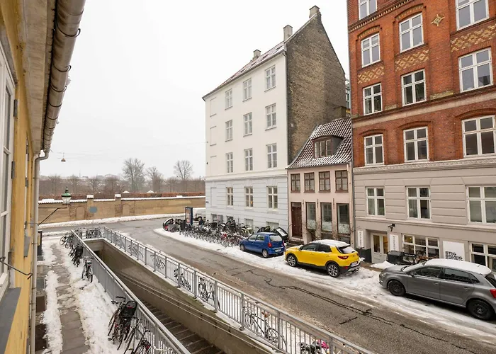 Bright For Two Near Metro & Sights *