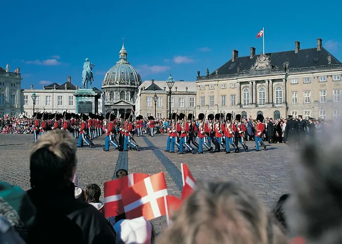 Bright For Two Near Metro & Sights 아파트 *